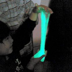 親子科学ワークショップ「ゴムとスライム！むにゅむにゅのびのびの不思議をさぐれ！！」