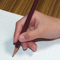 『あつまさ先生の道しるべvol.18』～鉛筆の正しい持ち方と文字の書き方～